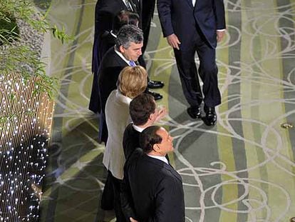 El presidente de Estados Unidos, George W. Bush, se incorpora a la fila con el resto de los miembros del G-8, durante un acto en la cumbre de Toyako (Japón).