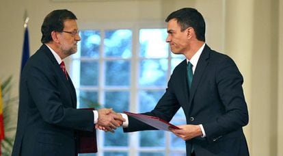Rajoy y Sánchez se estrechan la mano tras la firma del pacto antiterrorista en La Moncloa, el pasado febrero.