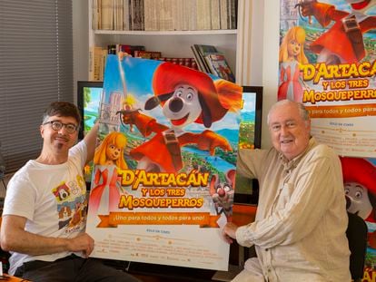 El director Toni García y Claudio Biern Boyd (a la derecha) sujetan el cartel de la película 'D'Artacán y los tres mosqueperros' a inicios del verano de 2021.