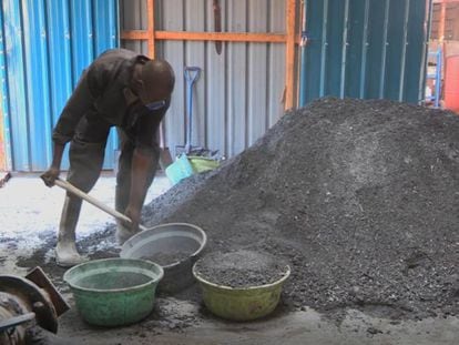 El carbón que sale del coco y la macadamia