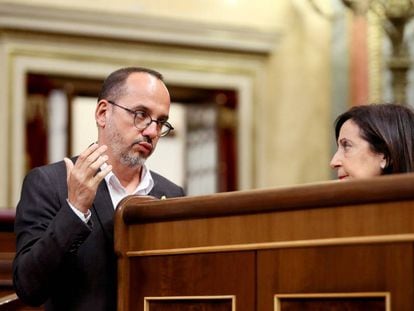 El portaveu del PdCAT, Carles Campuzano, conversa amb la portaveu del PSOE en el Congrés, Margarita Robles, durant el ple del Congrés.