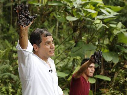Rafael Correa, con un guante cubierto de crudo.