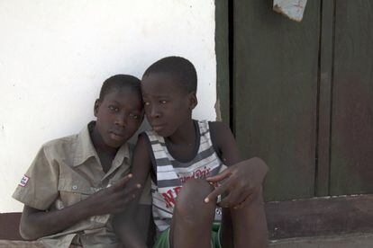 Abdoulie e Ibrahim viven en la aldea de Jirong, en la región norte del país. En muchos casos la mortalidad por malaria afecta al desarrollo de las comunidades.  
