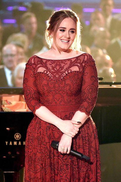 Adele, durante su actuación de All I ask, con otro vestido de Givenchy