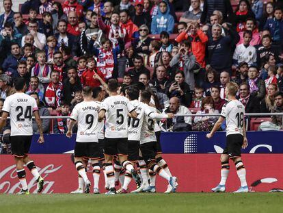 Jugadores del Valencia celebran el gol de Parejo ante el Atlético. 