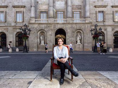 Ada Colau, amb l'Ajuntament de Barcelona al fons.