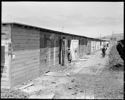 Esta escena muestra un tipo de cuartel de uso familiar para descendentes de japoneses, que fueron antiguamente los establos de los caballos de carrera, ubicado en San Bruno, California.