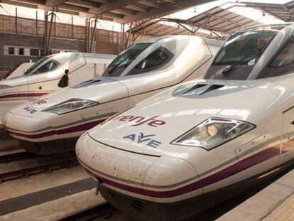 Batería de trenes de alta velocidad en la estación de Málaga. 