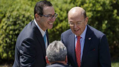 De izquierda a derecha, el secretario del Tesoro de EE UU, Steve Mnuchin, y el secretario de Comercio, Wilbur Ross.