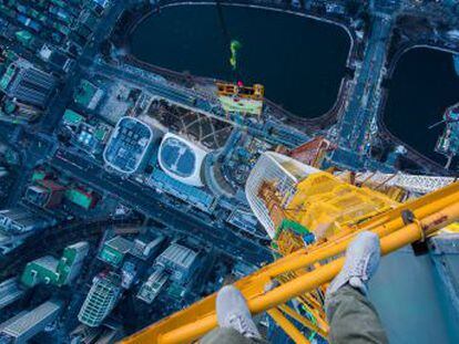 Dos jóvenes rusos escalan edificios descomunales en obras