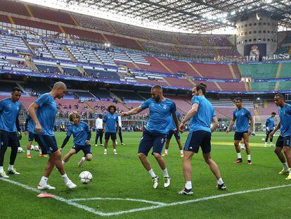 Jugadores del Real Madrid entrenan en San Siro.