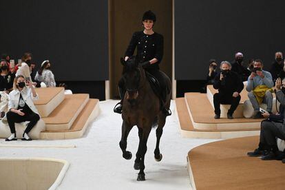 Carlota Casiraghi, montando a caballo durante el desfile de Chanel del 25 de enero. 