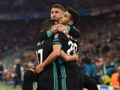 Sergio Ramos abraza a Lucas y Asensio después del 1-2. 