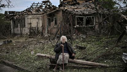 Una anciana, el domingo frente a las casas destruidas de Druzhkivka, en la región de Donbás, en Ucrania.