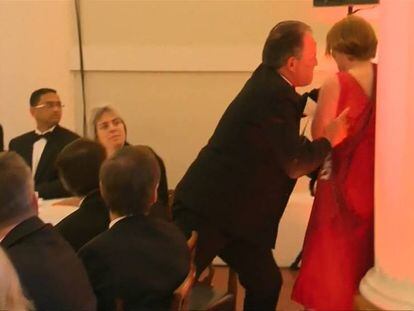 Momento en que el diputado conservador Mark Field agarra por el cuello a una activista de Greenpeace durante una cena de gala en la City de Londres. En vídeo, agresión del diputado Mark Field a una activista de Greenpeace.