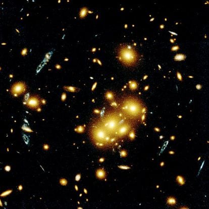 Múltiples imágenes de una misma galaxia captadas por el telescopio Hubble.