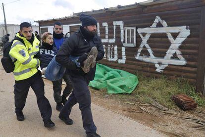 Policías desalojan un adolescente judio que apoya los asentamientos de Amona, el miércoles