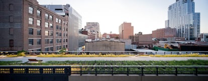 Campos de flores en el parque High Line de Nueva York (<a href="http://www.thehighline.org" rel="nofollow" target="_blank">www.thehighline.org</a>) a su paso por la calle 28 oeste, en el West Side.