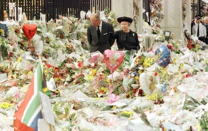 La reina y Felipe de Edimburgo observan los miles de ramos de flores depositados por ciudadanos en el exterior del palacio de Buckingham en memoria de Diana de Gales, fallecida en un accidente de tráfico en París el 31 de agosto de 1997.