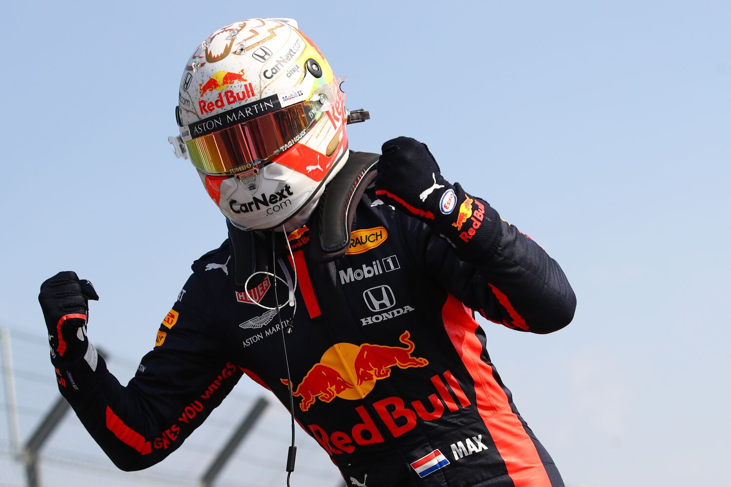 Max Verstappen celebra su triunfo en el GP del 70 Aniversario, en Silverstone.