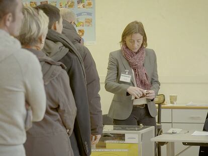 Votantes en un colegio de París.