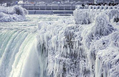 Paisaje congelado en las cataratas del Niágara (Ontario) tras las bajas temperaturas y fuertes nevadas.