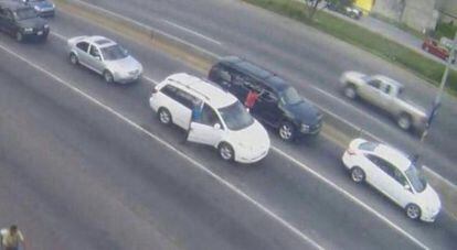 Cámaras de vigilancia captan el momento del secuestro.