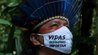 Un indígena de la Amazonia brasileña con mascarilla protectora.
