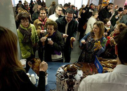 El mercado de Torrijos ha inaugurado sus nuevas instalaciones invitando a desayunar porras y chocolate a todo el barrio.