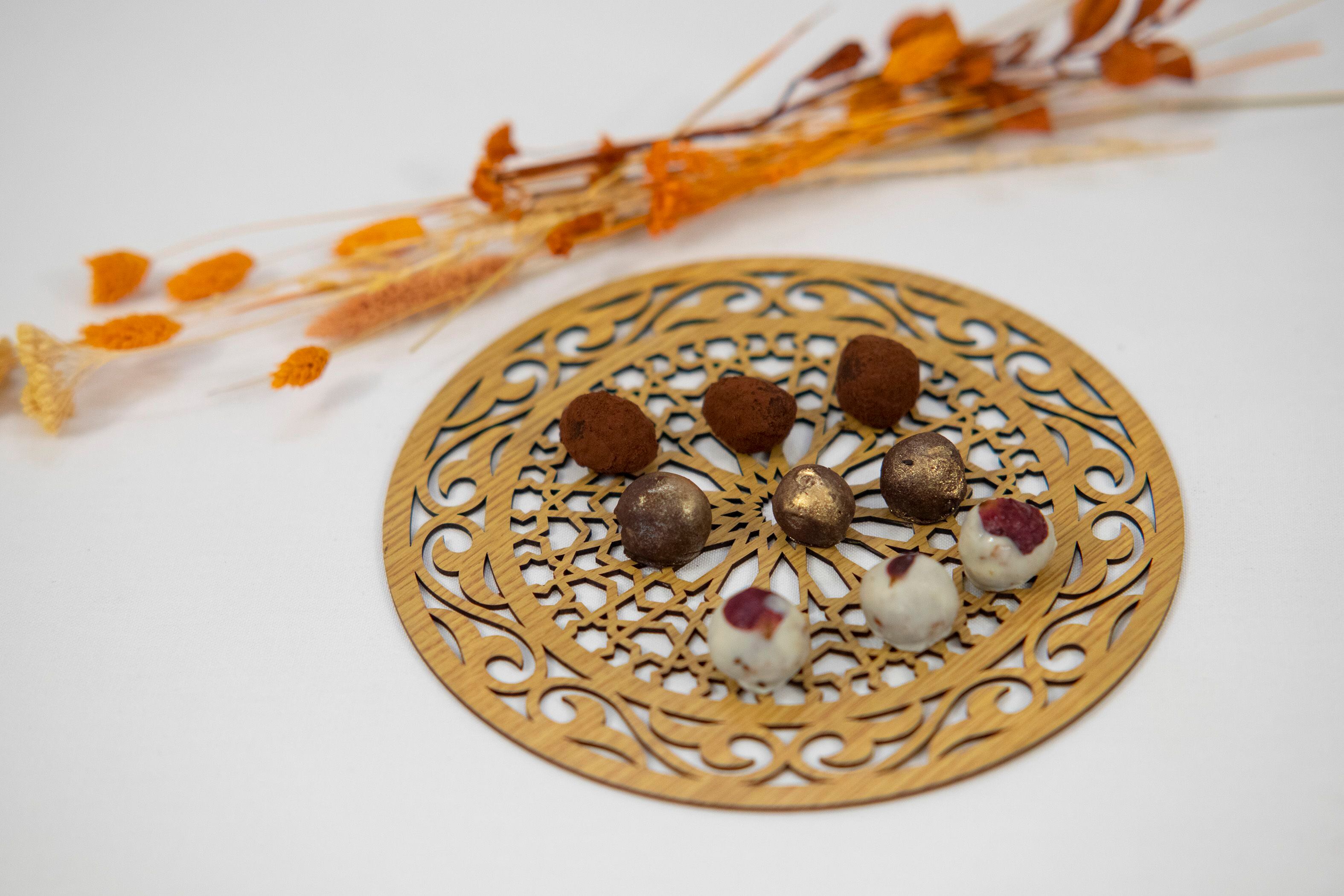 Caja de chocolates con trufa, pistacho, pasas y frutos rojos, de la chef Najak Kaanache.