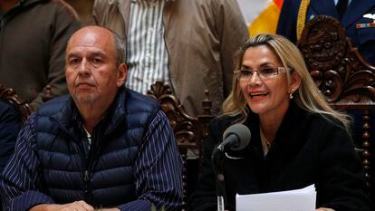 Arturo Murillo junto a la expresidenta de Bolivia, Jeanine Áñez, en una imagen del 23 de noviembre de 2019 en La Paz.
