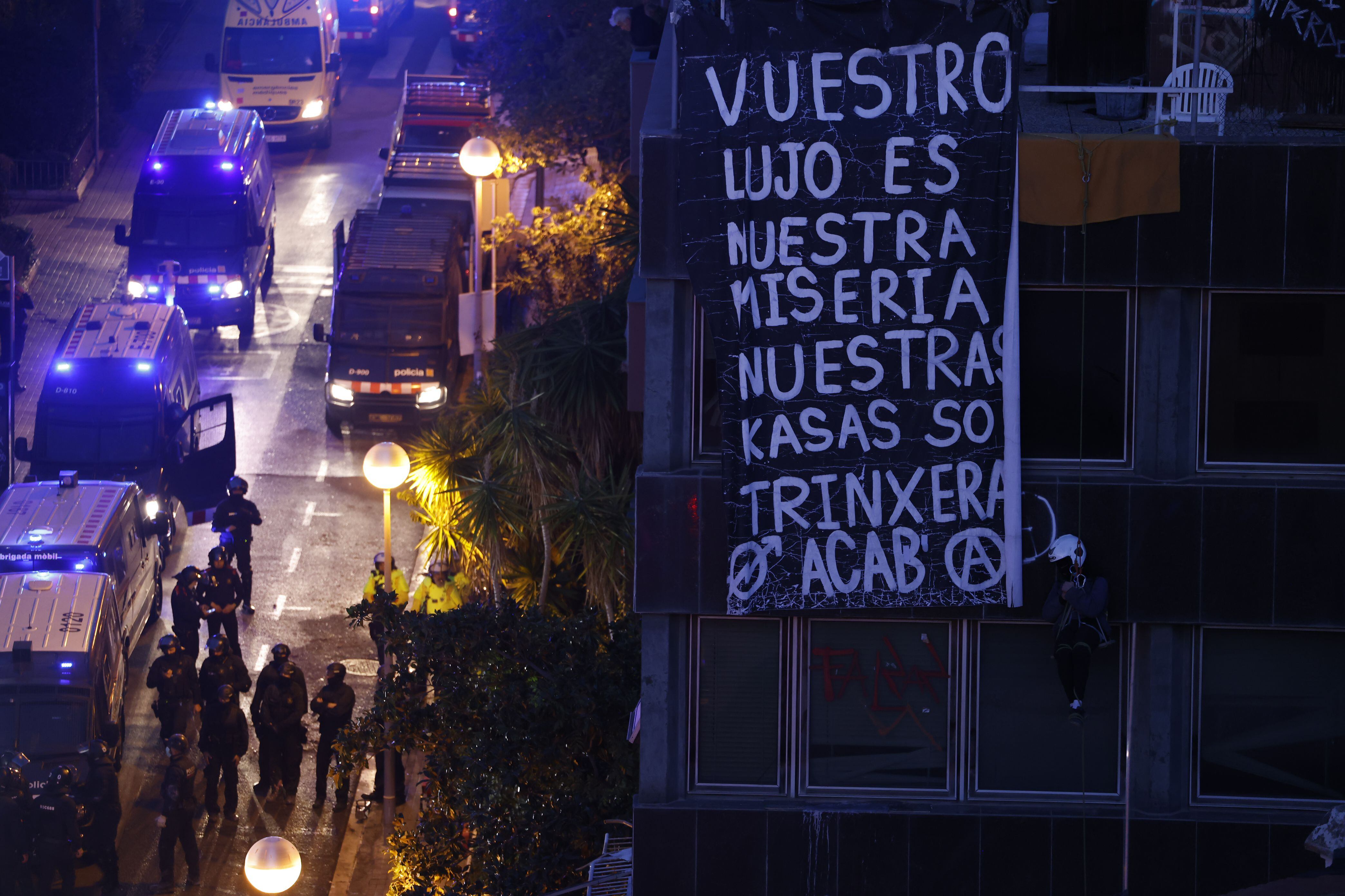 Los Mossos durante el desalojo simultáneo de las dos casas okupadas de la Bonanova de Barcelona, este jueves.