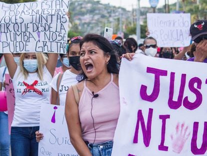 Familiares y amigas de Abigail Hay marchan el 26 de agosto, en Oaxaca.