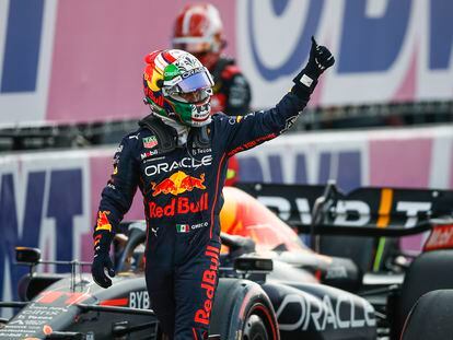 Checo Pérez saluda a los aficionados mexicanos de Fórmula 1, en el Autódromo Hermanos Rodríguez, en Ciudad de México.