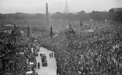 Decenas de miles de personas reciben a las fuerzas de la resistencia y tropas aliadas el 26 de agosto de 1944 en la plaza de la Concordia, al día siguiente de la liberación de París.