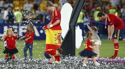 Torres y Alonso juegan con algunos de los hijos de los internacionales.