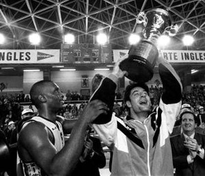 Jordi Villacampa levanta la copa del Rey en presencia de su entonces compañero Turner, en 1997.