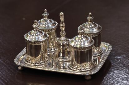 Réplica en miniatura de uno de los juegos de Patrimonio Nacional, de la joyería Yanes