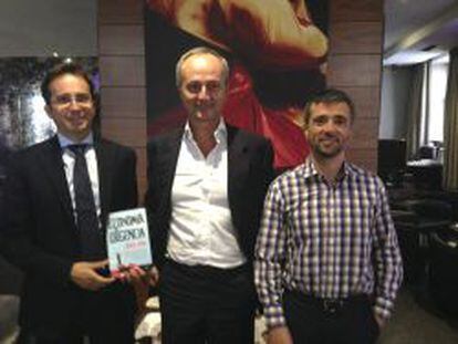 Fotografía facilitada por la Fundación de Estudios de Economía Aplicada (Fedea) de los economistas José Ignacio Conde-Ruiz (i), Marco Celentani (c) y Juan Francisco Rubio-Ramírez (d), tres de los seis autores del libro "Economía de urgencia", en el que plantean que los salarios de los políticos españoles son tan bajos que es difícil atraer talento, mientras que el sueldo de los jóvenes es demasiado alto "para lo que producen".