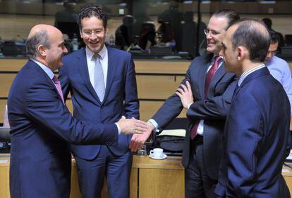 El ministro de Economía, Luis de Guindos, saluda a otros responsables de Finanzas en la cumbre de Luxemburgo. / nicolas bouy (efe)