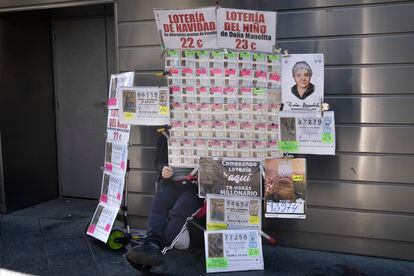 Un hombre vende lotería en el centro de Sevilla.