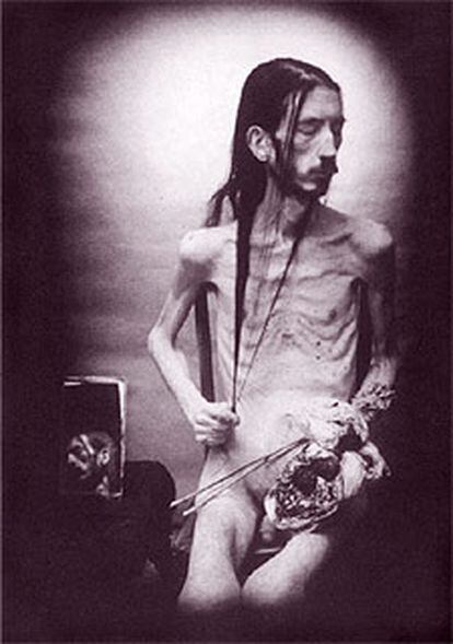 <i>El espejo, los excrementos y las quemaduras</i> (1989-90), fotografía-autorretrato de David Nebreda reproducido en el libro <i>Corpus solus.</i>