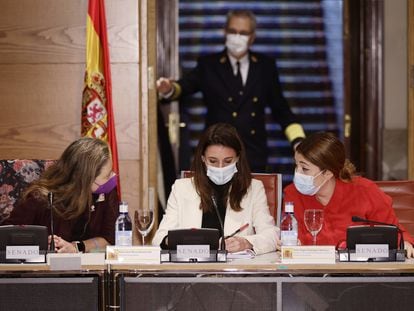 Victoria Rosell, a la izquierda, Irene Montero y Ángela Rodríguez en la reunión extraordinaria de la Conferencia Sectorial de Igualdad en el Senado, el 31 de marzo de 2022.