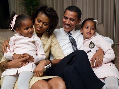 Barack Obama junto a su familia cuando aún era candidato a la presidencia de Estados Unidos. La imagen fue tomada el 2 de noviembre de 2004, en un hotel de Chicago. Malia, de 3 años, y Sasha de 6 años.