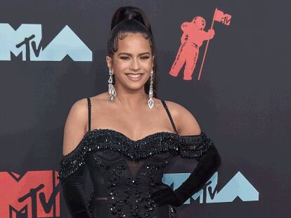 Rosalía posa a su llegada a la alfombra roja de los premios MTV VMA's 2019.