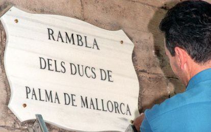 El Ayuntamiento de Palma de Mallorca decidi&oacute; ayer retirar el nombre de la calle dedicada a los duques de Palma por &ldquo;indignaci&oacute;n&rdquo; ante el caso N&oacute;os.