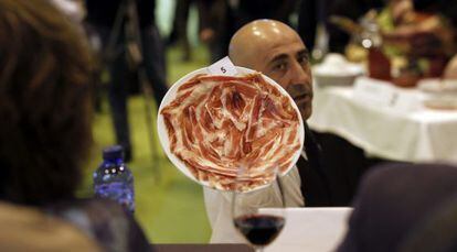 Un momento del concurso de cortadores de jamón en la primera jornada de la XXVII edición del Salón de Gourmets, en Madrid.