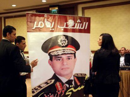 Seguidores de Al Sisi este s&aacute;bado con un cartel del general.