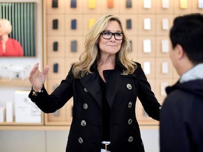 Angela Ahrendts, durante la apertura de una tienda Apple.