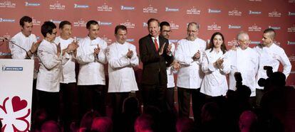 Foto de familia del presidente de Michelin, Michael Ellis, junto a los cocineros ganadores de las tres estrellas.